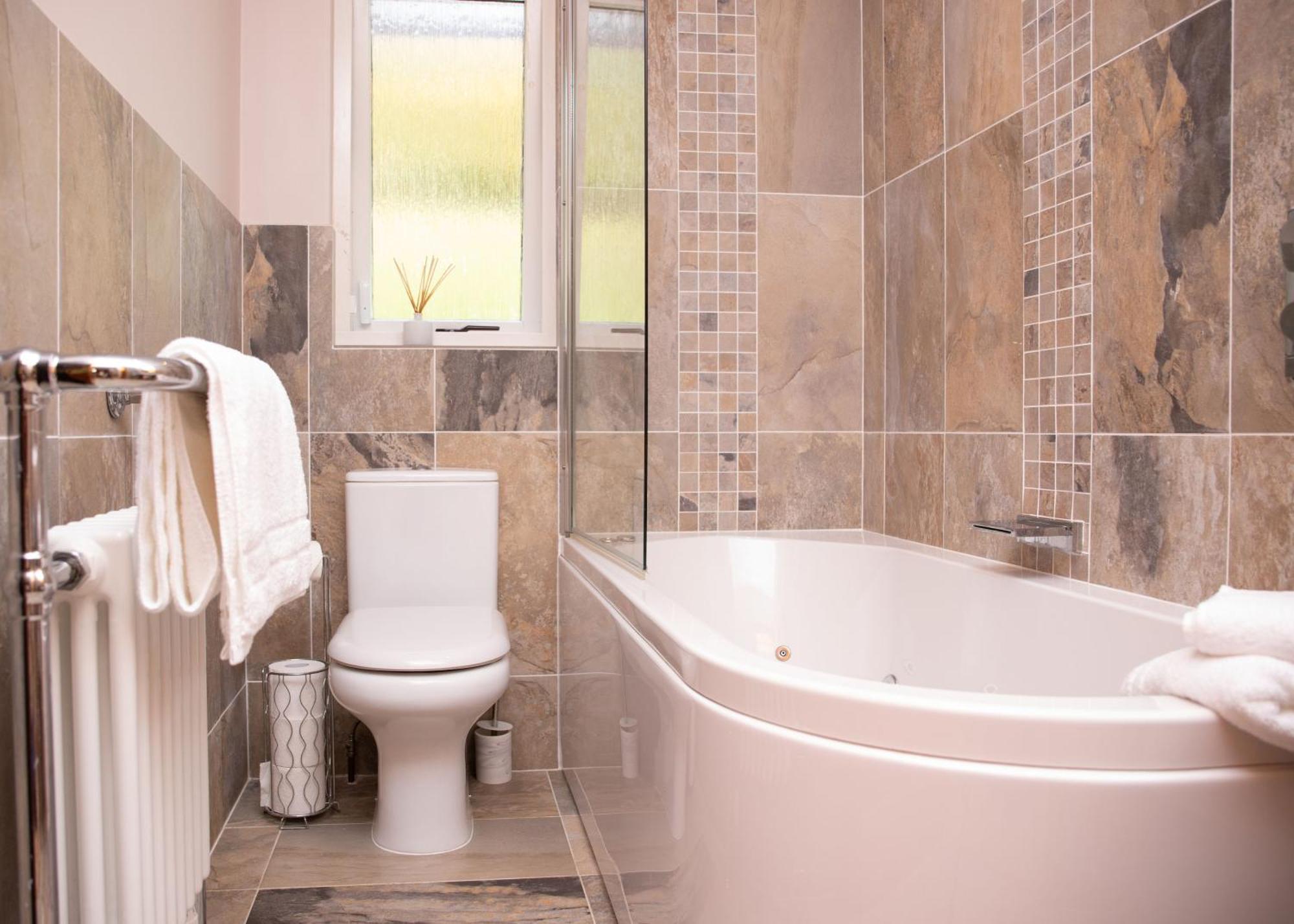 3 Bedroom Luxury Home, Hot Tub, Stunning Views Of Killin, Sitting On The River Dochart Exteriér fotografie